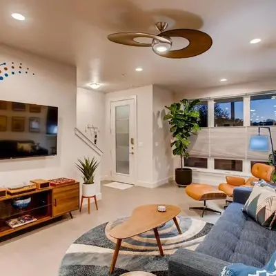 Elegant Townhome near Old Town