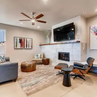 Fancy Townhome near Old Town
