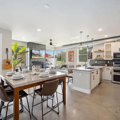 Swanky Townhome near Old Town