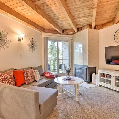 Ski Shuttle and Pool Modern Silverthorne Condo!