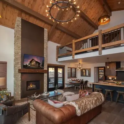 Slice of Heaven just steps from Lake Estes! Indoor/Outdoor Fireplace and Jacuzzi