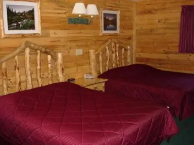 a bedroom with two beds in a log cabin at Georgetown Mountain Inn in Georgetown