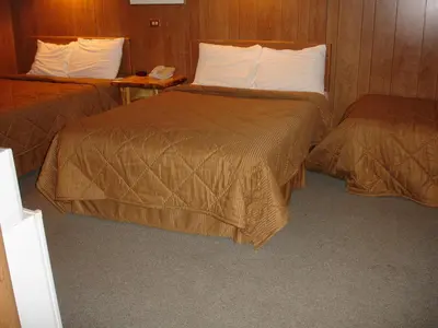 a room with two beds in a hotel room at Georgetown Mountain Inn in Georgetown
