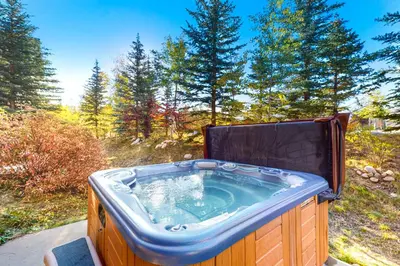 a jacuzzi tub in the middle of a yard at Red Quill Village in Winter Park