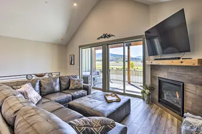 Gallery image of 3 Mi to Granby Ranch Townhome with Balcony and Views in Granby