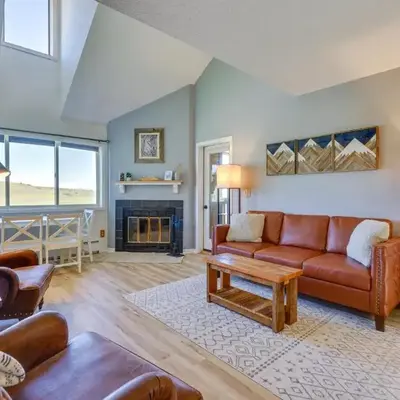 Ski-InandOut Granby Condo with Mtn Views and Balcony!