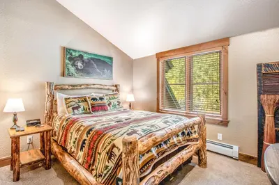 a bedroom with a bed and a window at Alpine Holidays Ski Tip in Keystone