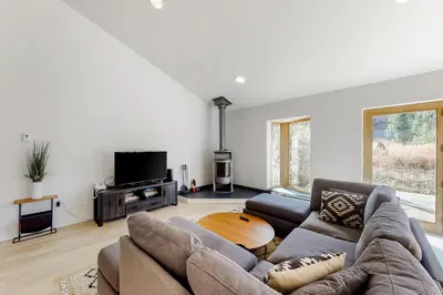 a living room with a couch and a tv at Mountain Modern Escape in Fraser