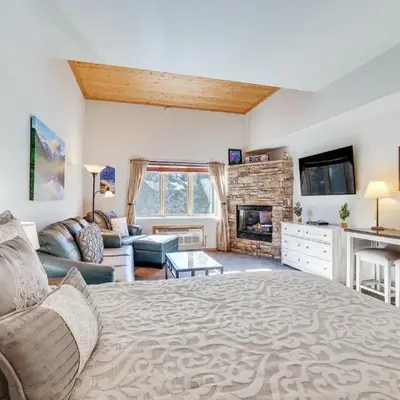 Walk to Lifts Studio with Hot Tub in Keystone!
