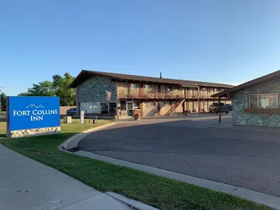 a building with a sign in the middle of a street at Fort Collins Inn in Fort Collins