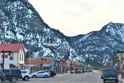 a town with cars parked on a street with mountains at Cedar Lodge Buffalo Studio Condo: Great Frisco Location in Frisco