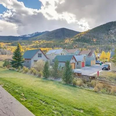 Walkable Frisco Condo Mtn Views and Shared Hot Tub!