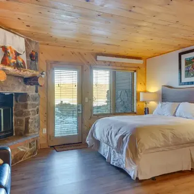 Near Skiing Studio with Pool Access in Granby!