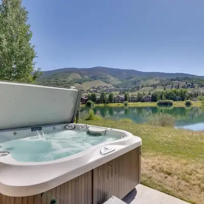 Stunning Mtn Views and Hot Tub Silverthorne Retreat