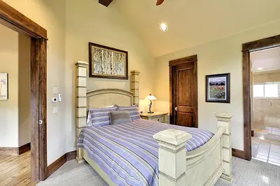 a bedroom with a large bed in a room at Rocky Fells Lodge in Breckenridge