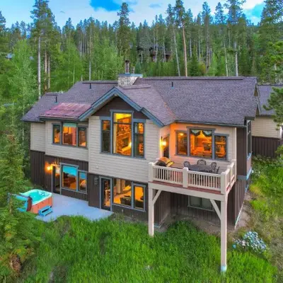Moose Crossing Lodge