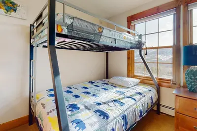 a bunk bed in a room with a bed gmaxwell gmaxwell gmaxwell gmaxwell gmaxwell at Majestic Mountain Escape in Granby